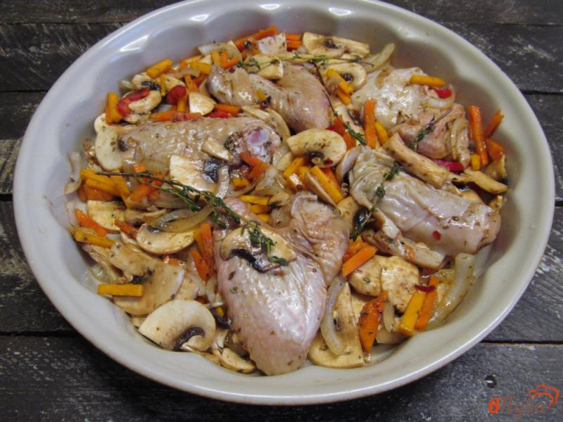 Фото приготовление рецепта: Запеченные курица с овощами и грибами шаг №6