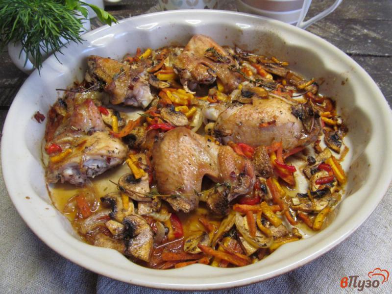 Фото приготовление рецепта: Запеченные курица с овощами и грибами шаг №7