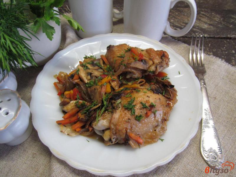 Фото приготовление рецепта: Запеченные курица с овощами и грибами шаг №8