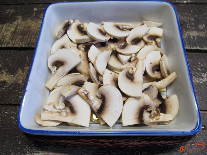 Фото приготовление рецепта: Салат из пасты с грибами и рулетами из бекона шаг №3