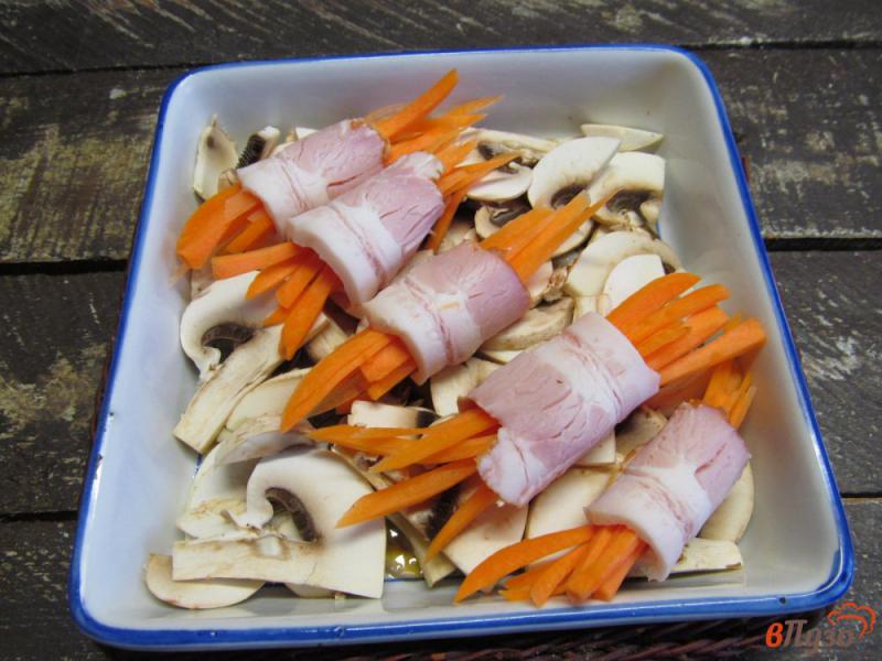 Фото приготовление рецепта: Салат из пасты с грибами и рулетами из бекона шаг №4