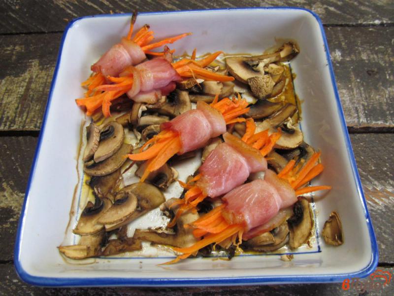 Фото приготовление рецепта: Салат из пасты с грибами и рулетами из бекона шаг №5