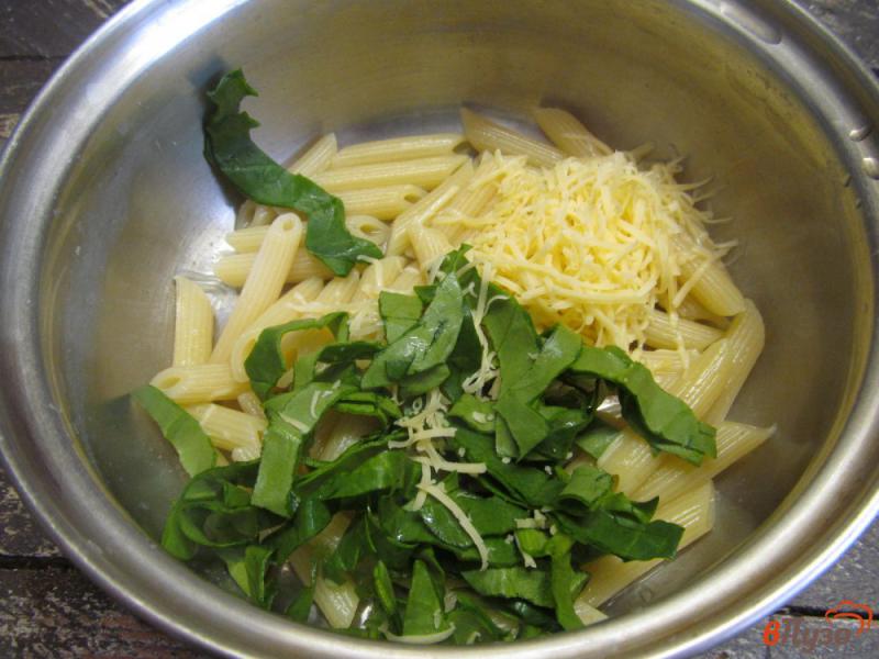 Фото приготовление рецепта: Салат из пасты с грибами и рулетами из бекона шаг №7
