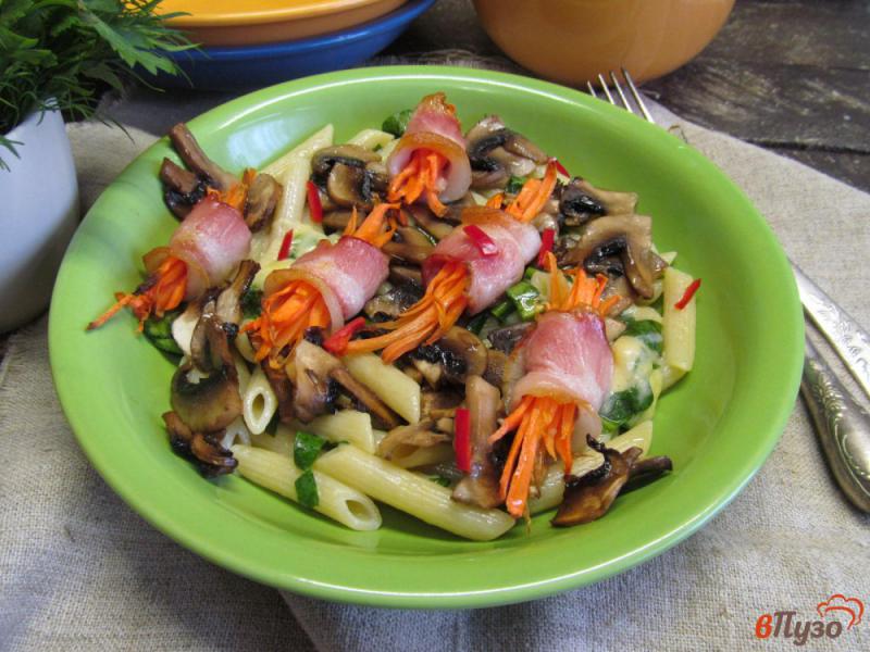 Фото приготовление рецепта: Салат из пасты с грибами и рулетами из бекона шаг №10