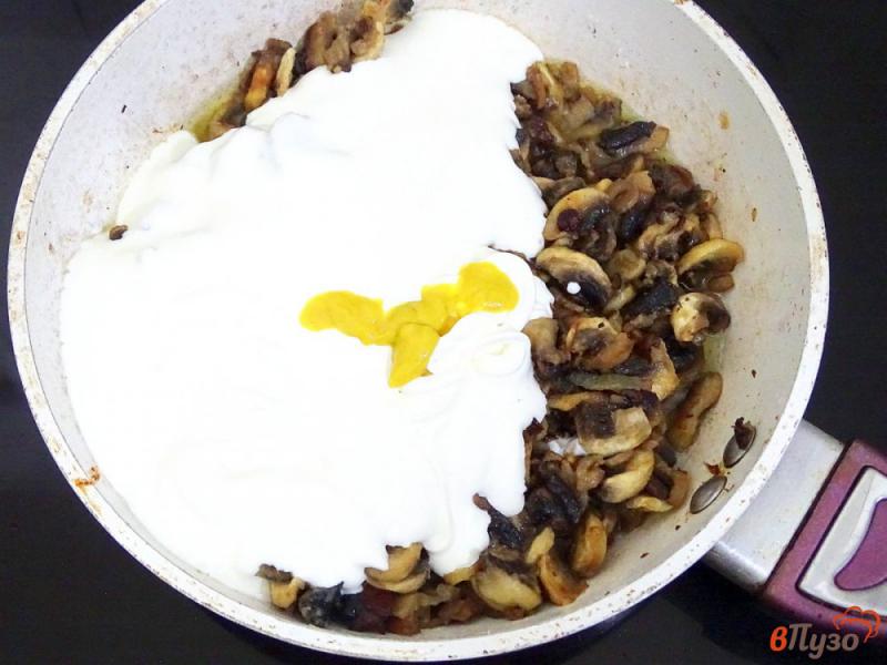 Фото приготовление рецепта: Шампиньоны со сметаной на сковороде шаг №7