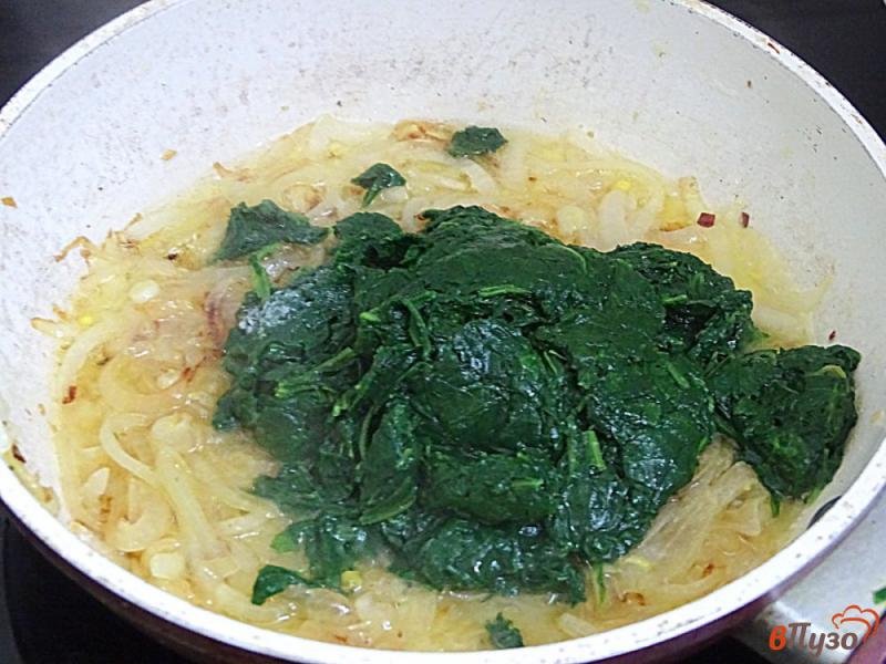 Фото приготовление рецепта: Яичница со шпинатом и луком запеченная шаг №3