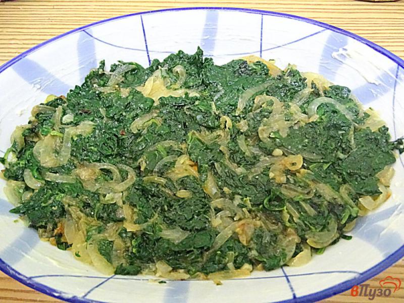 Фото приготовление рецепта: Яичница со шпинатом и луком запеченная шаг №5