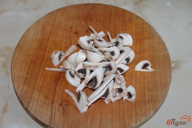 Фото приготовление рецепта: Рисовая лапша с морепродуктами и грибами шаг №2