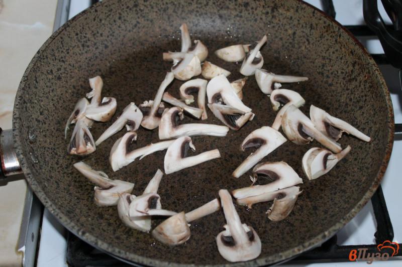 Фото приготовление рецепта: Рисовая лапша с морепродуктами и грибами шаг №3