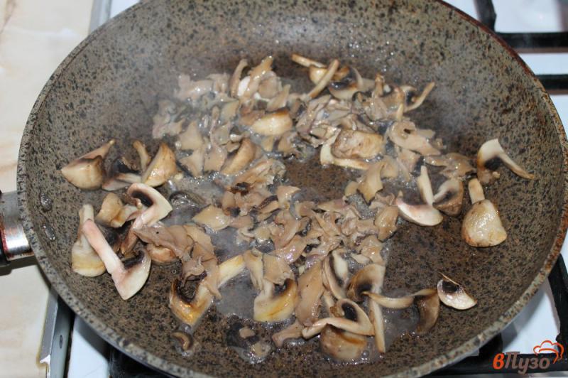 Фото приготовление рецепта: Рисовая лапша с морепродуктами и грибами шаг №5