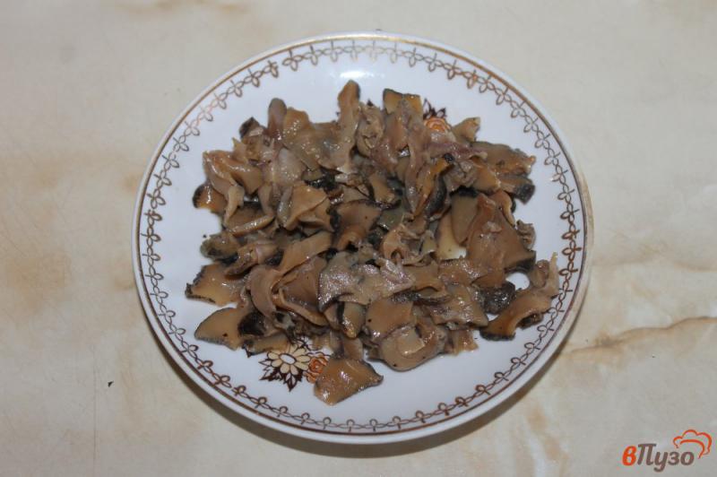 Фото приготовление рецепта: Рисовая лапша с морепродуктами и грибами шаг №4