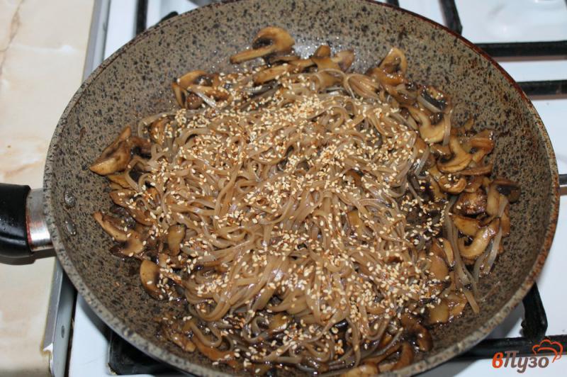 Фото приготовление рецепта: Рисовая лапша с морепродуктами и грибами шаг №7