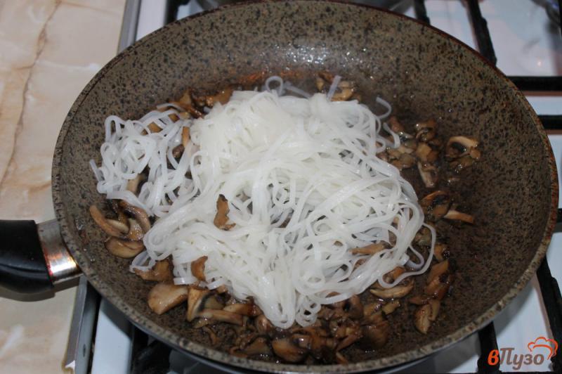 Фото приготовление рецепта: Рисовая лапша с морепродуктами и грибами шаг №6