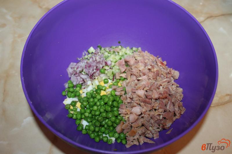 Фото приготовление рецепта: Оливье с копченой курицей и зеленым горошком шаг №4