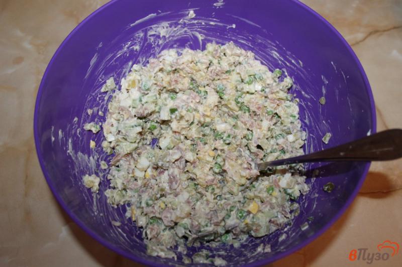 Фото приготовление рецепта: Оливье с копченой курицей и зеленым горошком шаг №5