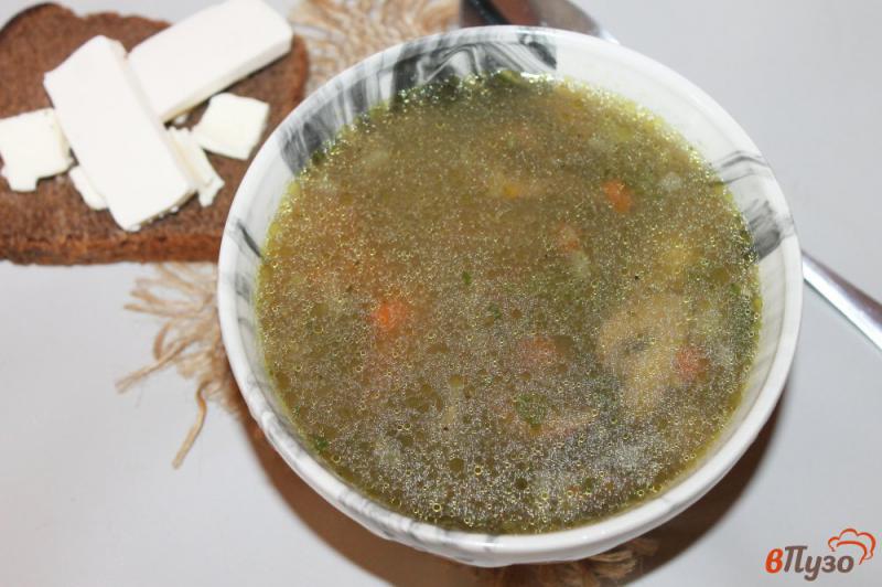 Фото приготовление рецепта: Суп с копчеными куриными крыльями и зеленым горошком шаг №7