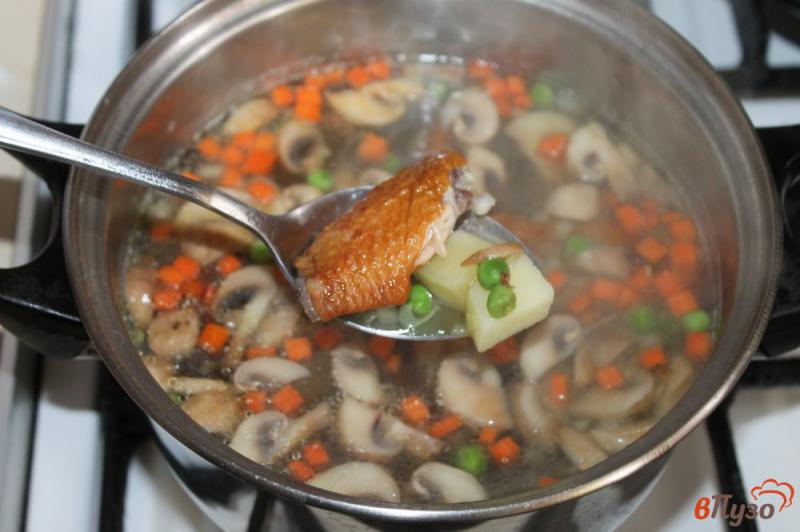 Фото приготовление рецепта: Суп с копчеными куриными крыльями и зеленым горошком шаг №5