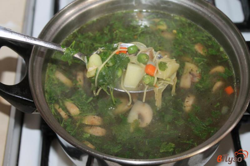 Фото приготовление рецепта: Суп с копчеными куриными крыльями и зеленым горошком шаг №6