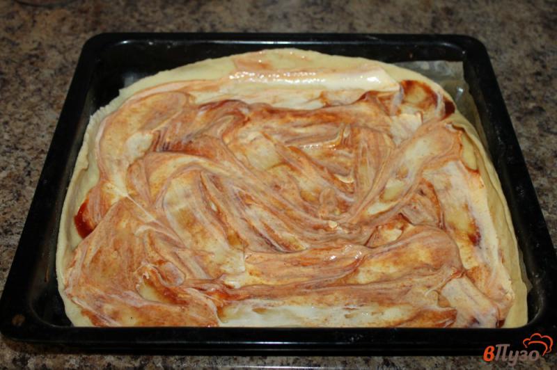Фото приготовление рецепта: Пицца с салями, сыром и грибами в яичной заливке шаг №1