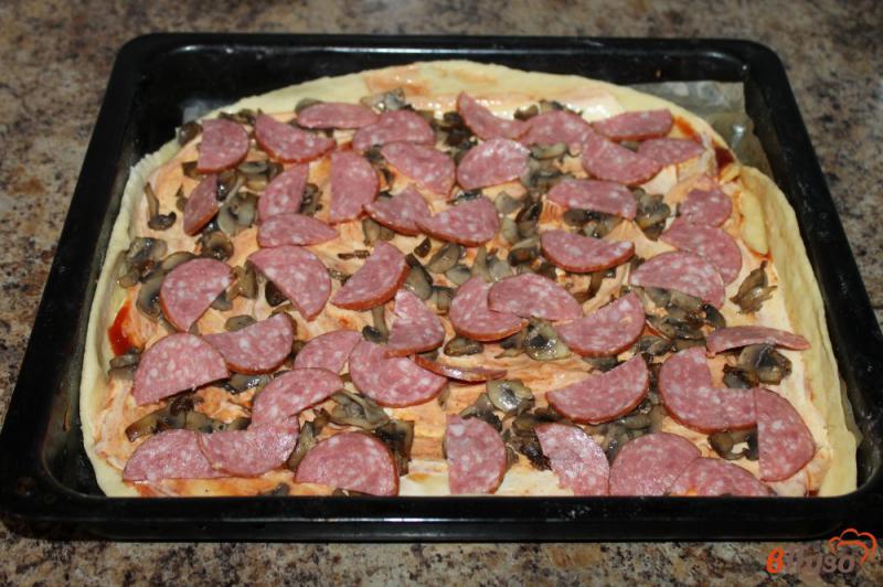 Фото приготовление рецепта: Пицца с салями, сыром и грибами в яичной заливке шаг №5