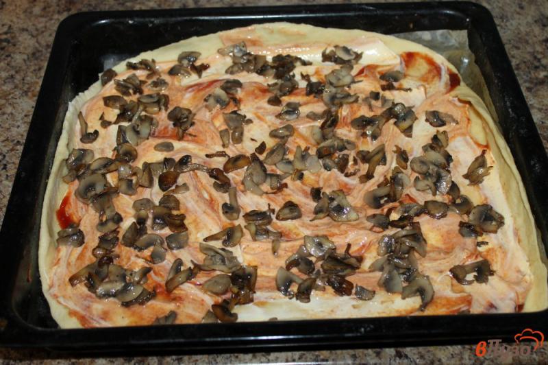 Фото приготовление рецепта: Пицца с салями, сыром и грибами в яичной заливке шаг №3