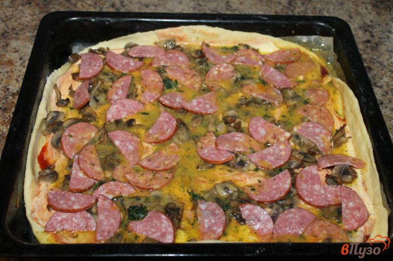 Фото приготовление рецепта: Пицца с салями, сыром и грибами в яичной заливке шаг №7