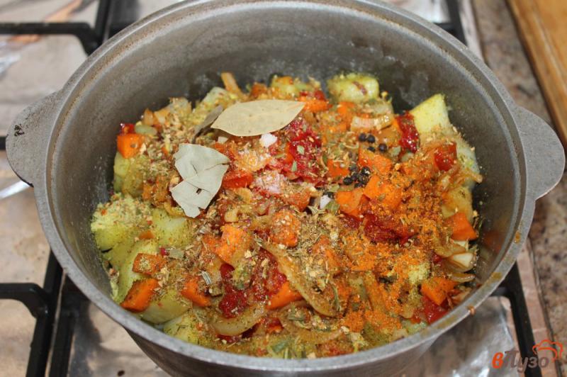 Фото приготовление рецепта: Тушеный картофель с болгарским перцем шаг №5