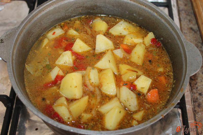 Фото приготовление рецепта: Тушеный картофель с болгарским перцем шаг №6