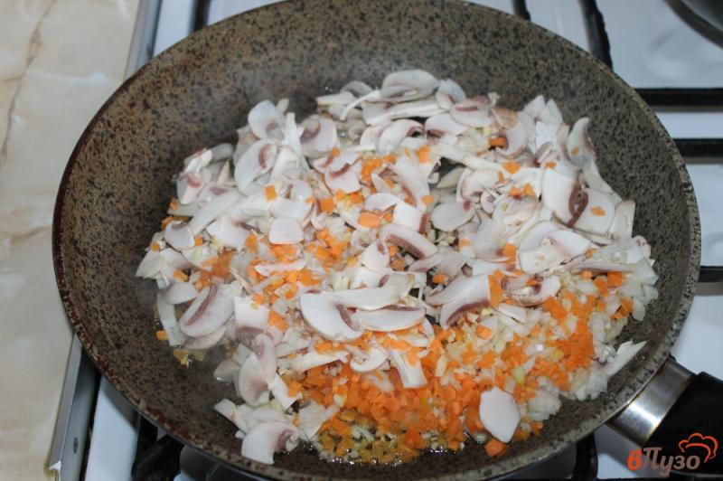 Фото приготовление рецепта: Лазанья с куриным фаршем и грибами шаг №3