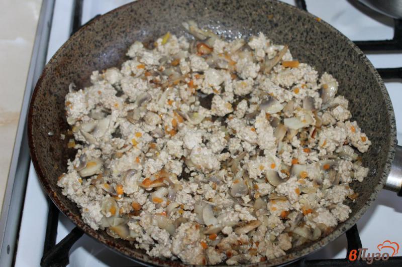Фото приготовление рецепта: Лазанья с куриным фаршем и грибами шаг №4