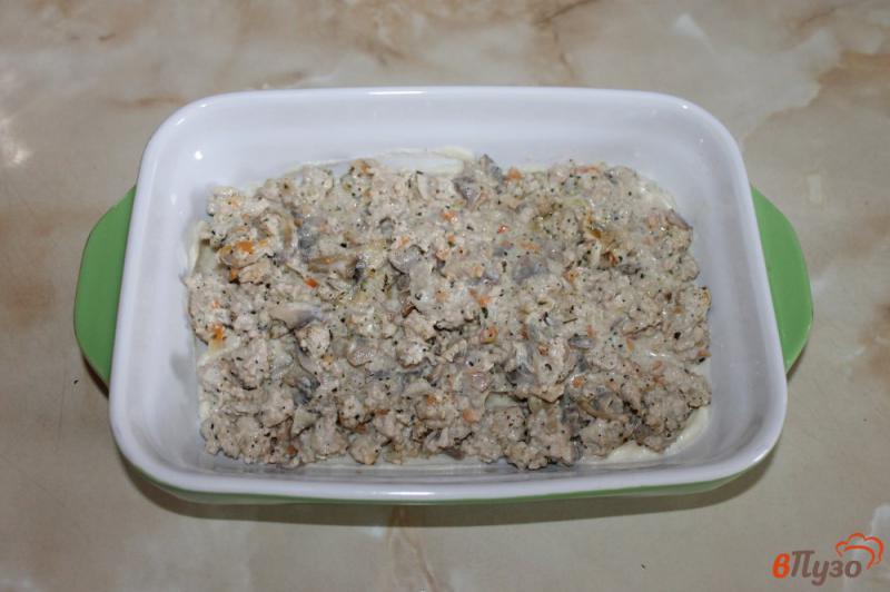 Фото приготовление рецепта: Лазанья с куриным фаршем и грибами шаг №8