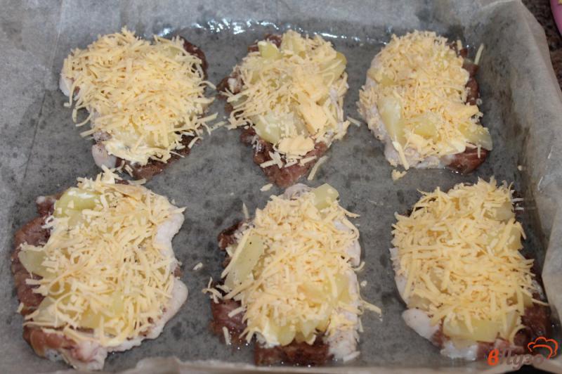Фото приготовление рецепта: Отбивные с ананасом и сыром шаг №6
