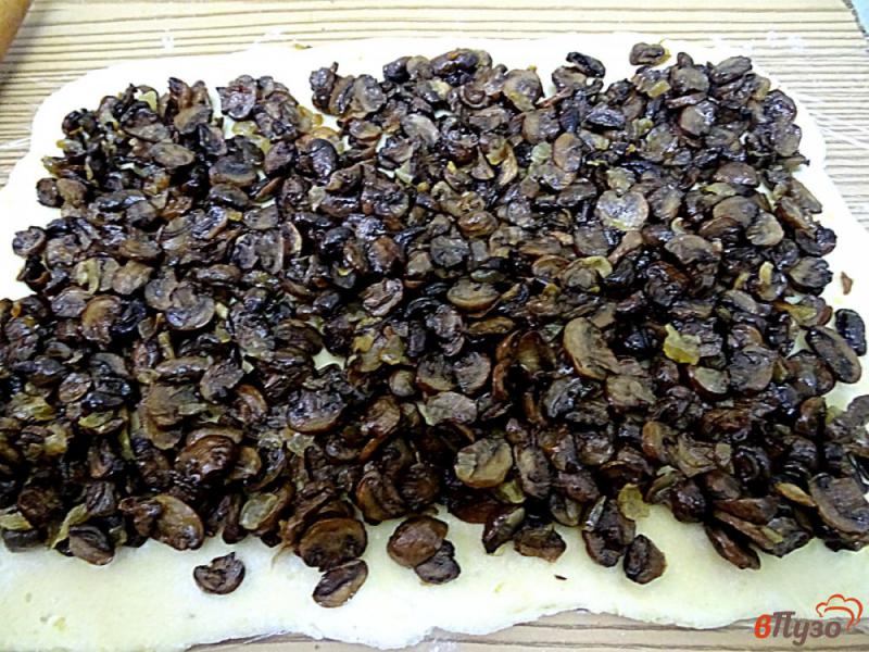 Фото приготовление рецепта: Картофельные рулетики с грибами шаг №7