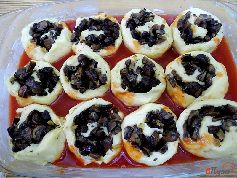 Фото приготовление рецепта: Картофельные рулетики с грибами шаг №11