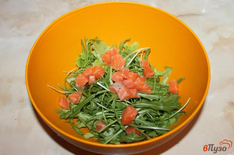 Фото приготовление рецепта: Рыбный салат с оливками шаг №2