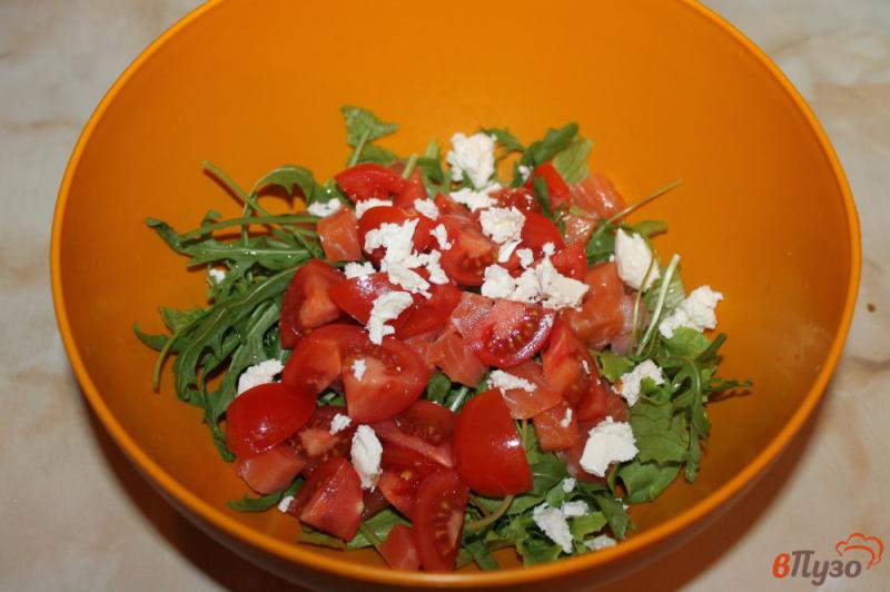Фото приготовление рецепта: Рыбный салат с оливками шаг №4