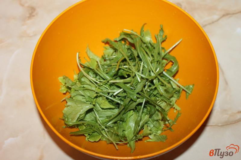 Фото приготовление рецепта: Рыбный салат с оливками шаг №1
