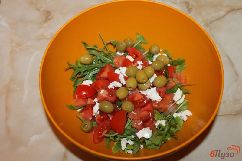 Фото приготовление рецепта: Рыбный салат с оливками шаг №5