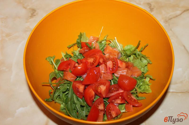 Фото приготовление рецепта: Рыбный салат с оливками шаг №3