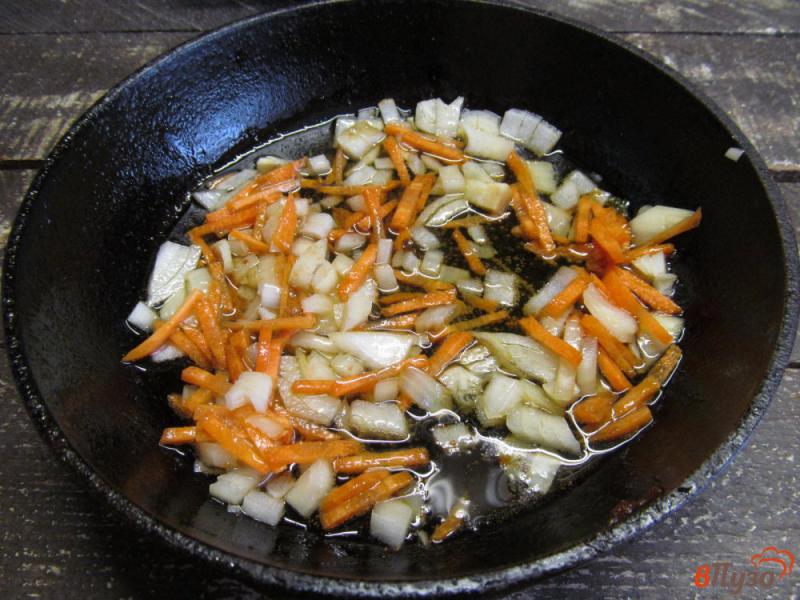 Фото приготовление рецепта: Щи из квашеной капусты с фасолью и шампиньоном шаг №4