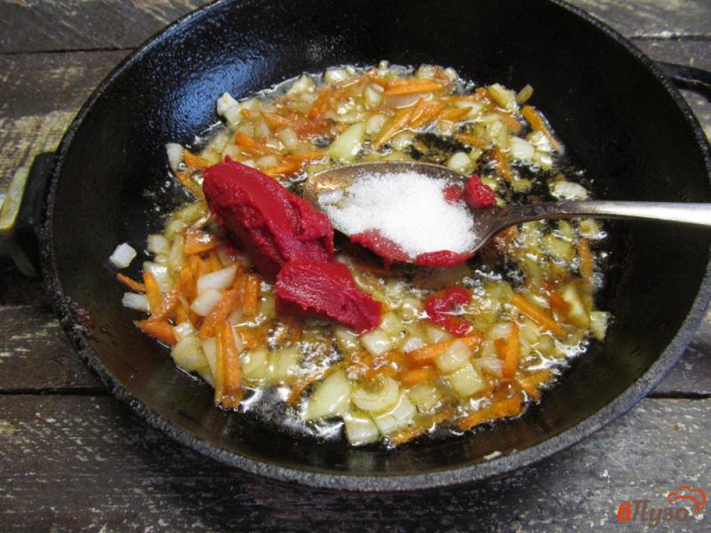 Фото приготовление рецепта: Щи из квашеной капусты с фасолью и шампиньоном шаг №5