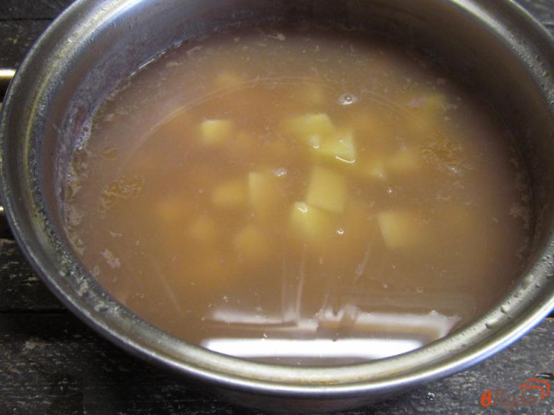 Фото приготовление рецепта: Щи из квашеной капусты с фасолью и шампиньоном шаг №8