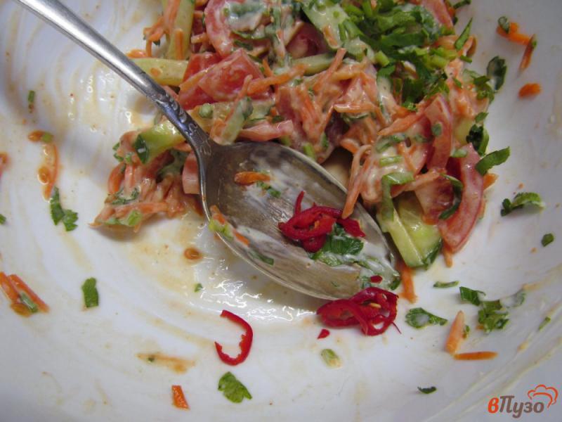 Фото приготовление рецепта: Свежий овощной салат с морковью по-корейски шаг №4