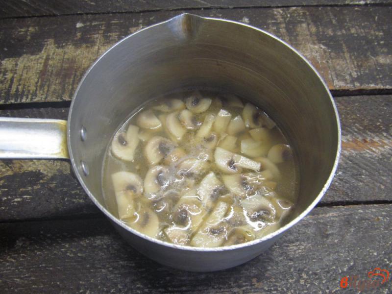 Фото приготовление рецепта: Вафельные котлеты с мясным фаршем под грибной подливой шаг №3