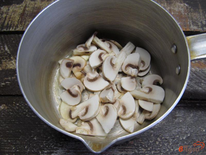 Фото приготовление рецепта: Вафельные котлеты с мясным фаршем под грибной подливой шаг №2