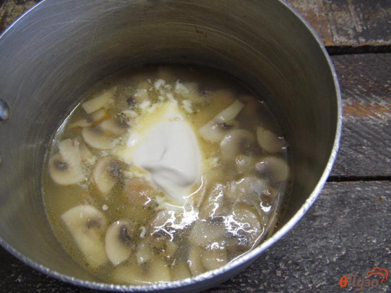Фото приготовление рецепта: Вафельные котлеты с мясным фаршем под грибной подливой шаг №4