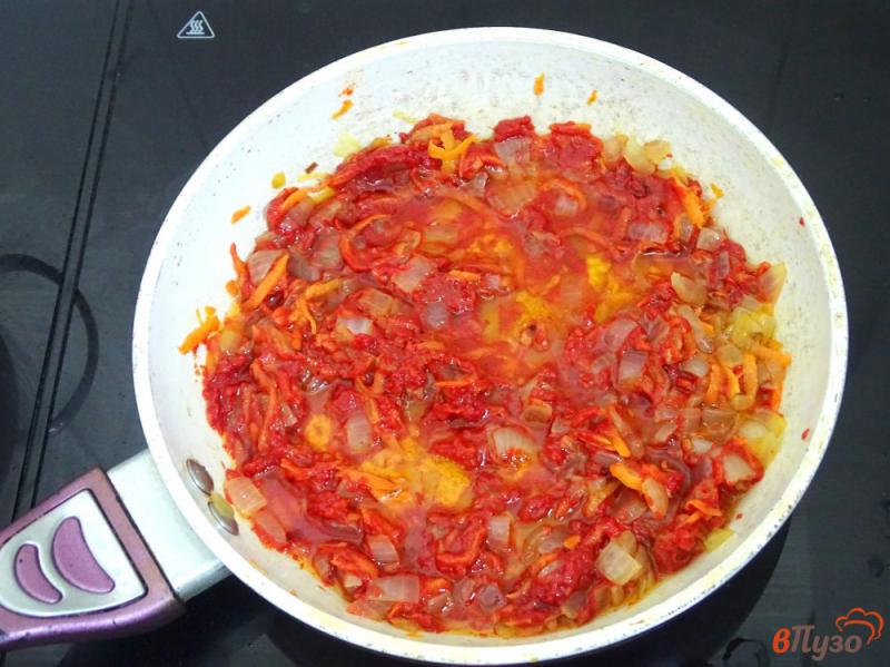 Фото приготовление рецепта: Подлива с томатной пастой и сосисками шаг №3