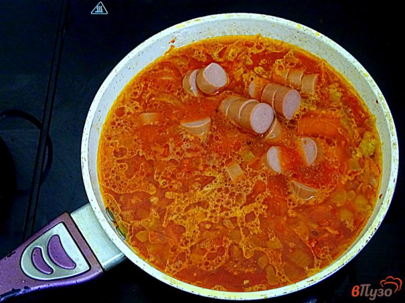 Фото приготовление рецепта: Подлива с томатной пастой и сосисками шаг №4