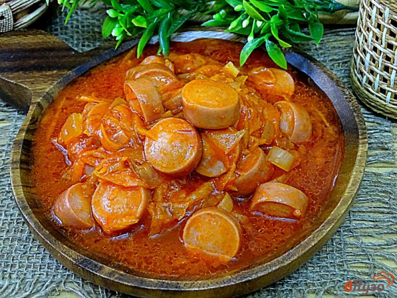 Фото приготовление рецепта: Подлива с томатной пастой и сосисками шаг №5