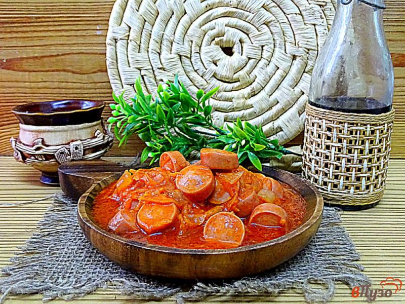 Фото приготовление рецепта: Подлива с томатной пастой и сосисками шаг №6
